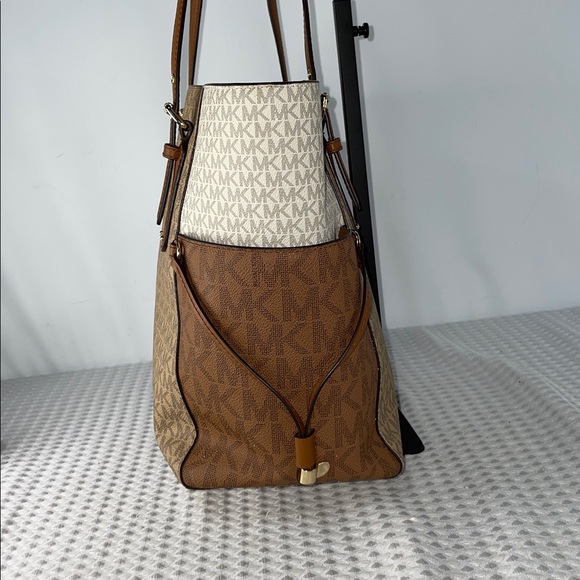 MICHAEL KORS VOYAGER LARGE COLOR BLOCK SIGNATURE TOTE W/ WRISTLET FTL-01-028 - Picture 5 of 10